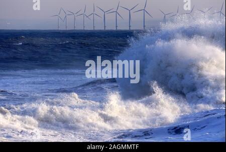 Il mare in tempesta con onde che si infrangono in inverno Hartlepool Headland Foto Stock