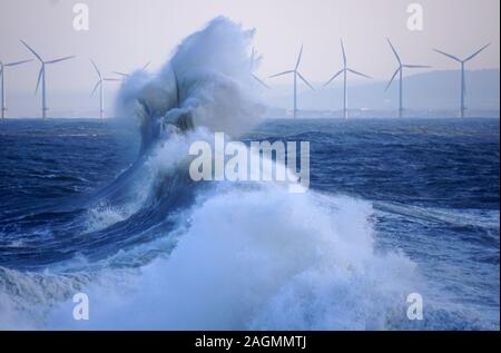 Il mare in tempesta con onde che si infrangono in inverno Hartlepool Headland Foto Stock