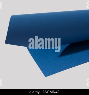 Un cartone nel quartiere alla moda di blu classico, il colore dell'anno 2020, laminate su uno sfondo bianco Foto Stock