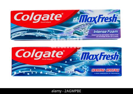 Colgate MaxFresh schiuma intensa penetra tra i denti per un intenso rush di pulire, MaxFresh cristalli di raffreddamento di una nuova dimensione di freschezza dentifricio Foto Stock