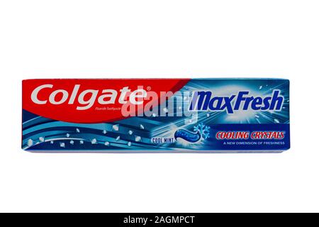 Casella di Colgate MaxFresh, Colgate Max freschi, cristalli di raffreddamento di una nuova dimensione di freschezza dentifricio isolati su sfondo bianco Foto Stock