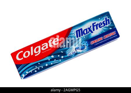 Casella di Colgate MaxFresh, Colgate Max freschi, cristalli di raffreddamento di una nuova dimensione di freschezza dentifricio isolati su sfondo bianco Foto Stock