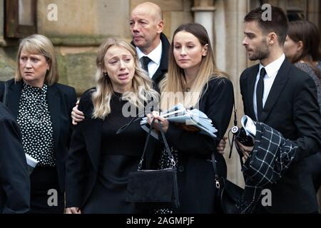 (Secondo da sinistra) Jack Merritt la ragazza di Leanne O'Brien lascia il funerale di London Bridge terrore vittima di attacco Jack Merritt alla grande chiesa di Santa Maria in Cambridge. Foto Stock