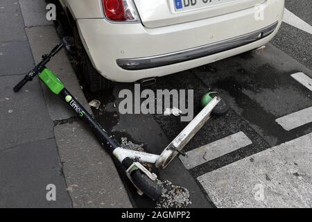 Limes Scooter gettato nella gronda - Parigi - Francia Foto Stock