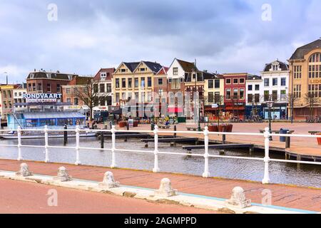 Leiden, Paesi Bassi - 7 Aprile 2016: Panorama con case olandesi tradizionali, porto di canal in Olanda Foto Stock