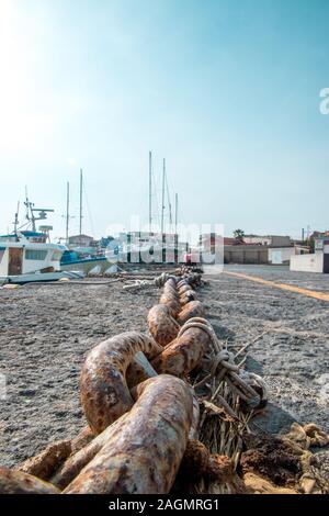 Una vista da terra cercando solo la parete del porto le catene. Foto Stock