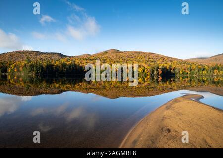 Bella riflessioni della foresta di autunno colori nelle acque di un parco nazionale di lago Foto Stock