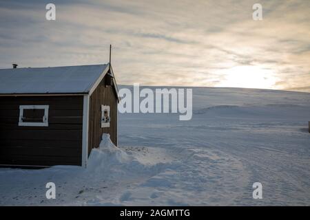 Una piccola cabina nel paesaggio invernale a Svalbard Foto Stock