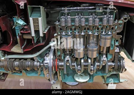 Sezione che mostra i dettagli del tradizionale motore a combustione interna a benzina, il motore delle auto Jaguar, alimentato da petrolio e combustibili fossili che causano il cambiamento climatico Foto Stock