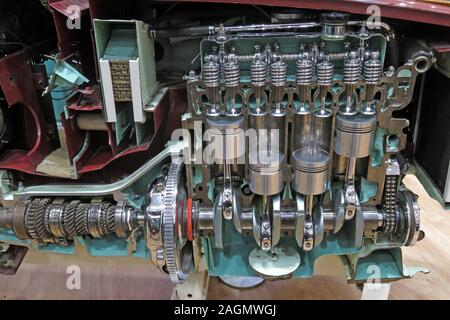 Spaccato che mostra il tradizionale dettaglio del motore a combustione interna a benzina, il motore Jaguar per auto Foto Stock