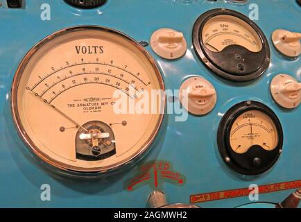 Strumenti Oldham Armature Mfg Co per l'analisi di polpi, kit di test, quadranti e misuratori, volt, voltmetro, giri/min Foto Stock