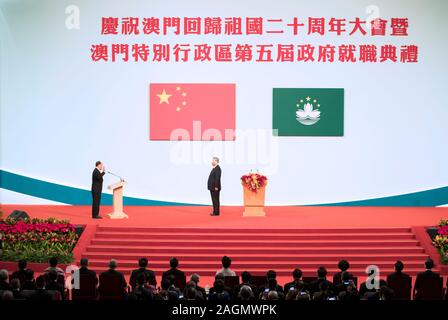 (191220) -- MACAO, Dic 20, 2019 (Xinhua) -- officiata dal presidente cinese Xi Jinping, anche segretario generale del Partito Comunista della Cina Comitato Centrale e Presidente della Commissione militare centrale, Ho Iat Seng è giurato in cui il quinto termine chief executive della regione amministrativa speciale di Macao, a Macao East Asian Games cupola nel sud della Cina di Macao, Dic 20, 2019. Xi hanno partecipato alla raccolta in occasione della celebrazione del XX anniversario di Macao del ritorno alla madrepatria e l'inaugurazione della quinta-termine di governo della RAS di Macao e ha tenuto un discorso sul Venerdì. (Xinhua/Hua Foto Stock