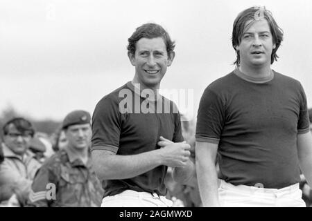 Prince Charles che gioca a Polo Looking Happy at the Cowdray Park Polo Club Ground Sussex UK 1980S.. 1981 HOMER SYKES Foto Stock