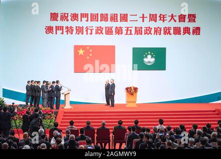 (191220) -- MACAO, Dic 20, 2019 (Xinhua) -- officiata dal presidente cinese Xi Jinping, anche segretario generale del Partito Comunista della Cina Comitato Centrale e Presidente della Commissione militare centrale e portato da Ho Iat Seng, il quinto termine chief executive della regione amministrativa speciale di Macao (SAR), dei principali funzionari del quinto periodo di governo della RAS di Macao sono giurato a Macao East Asian Games cupola nel sud della Cina di Macao, Dic 20, 2019. Xi hanno partecipato alla raccolta in occasione della celebrazione del XX anniversario di Macao del ritorno alla madrepatria e l'inaugurazione della Quinta- Foto Stock