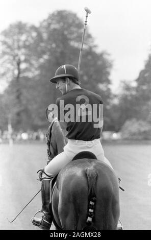 Il principe Charles giocando Polo al Cowdray Park Polo Club massa SUSSEX REGNO UNITO degli anni ottanta. 1981 HOMER SYKES Foto Stock