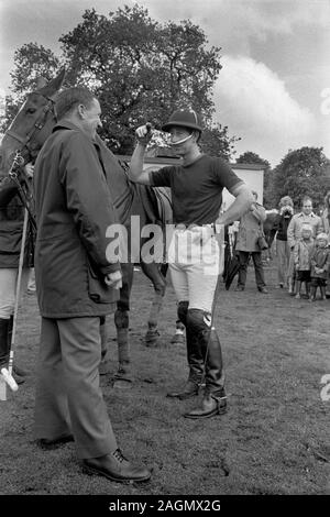 Il principe Charles giocando Polo al Cowdray Park Polo Club massa SUSSEX REGNO UNITO degli anni ottanta. 1981 HOMER SYKES Foto Stock