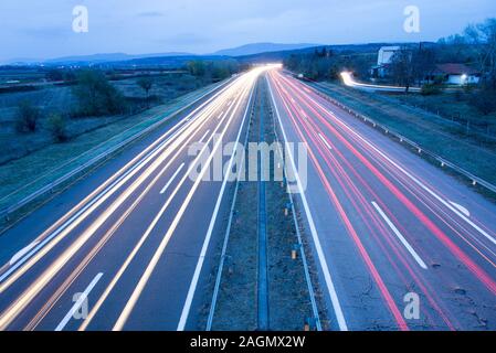 Automatico su strada con linee colorate Foto Stock