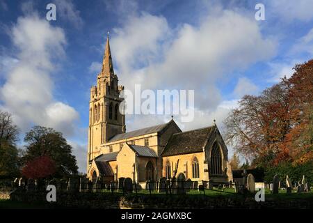 Vista autunnale di San Pietro e di san Paolo la Chiesa, Exton village, Rutland County, England, Regno Unito Foto Stock
