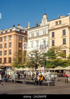 Panno Hall e la Basilica di Santa Maria in piazza della città vecchia di Cracovia, in Polonia. Foto Stock