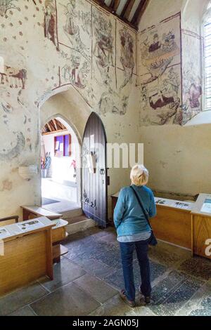Muro medievale dipinti scoperto nel corso di una ristrutturazione all'interno della parrocchiale di San Cadoc in Llancarfan, Vale of Glamorgan, Wales, Regno Unito Foto Stock