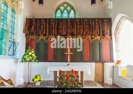 L'altare e rood schermo all'interno della parrocchiale di San Cadoc nel villaggio di Llancarfan, Vale of Glamorgan, Wales, Regno Unito Foto Stock