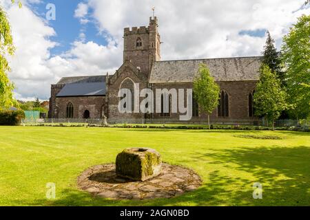 Il priorato di chiesa di St Mary a Abergavenny è conosciuto come 'il Westminster Abbey of Wales" a causa della sua dimensione e i monumenti all'interno di esso, Wales, Regno Unito Foto Stock