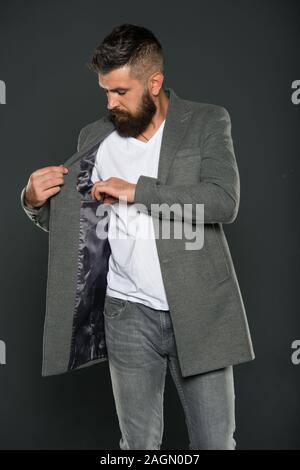 Soggiorni di eleganza nella moda. Moda ragazzo sfondo grigio. Uomo Barbuto verificare tasca nella camicia. Hipster con aspetto di moda. Moda e stile. Casual abbigliamento business. Foto Stock