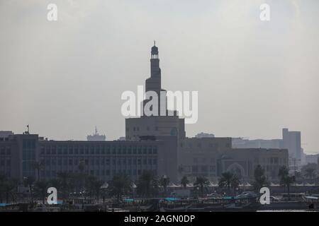 Doha in Qatar. Xix Dec, 2019. al Fanar centro culturale islamico: una replica del Al-Mutawwakil grande moschea in Iraq, il centro culturale islamico, che è anche noto come Al Fanar, è uno di Doha edifici più famosi in quanto offre una grande introduzione all Islam da attraverso mostre, corsi e workshop. Credito: William Volcov/ZUMA filo/Alamy Live News Foto Stock