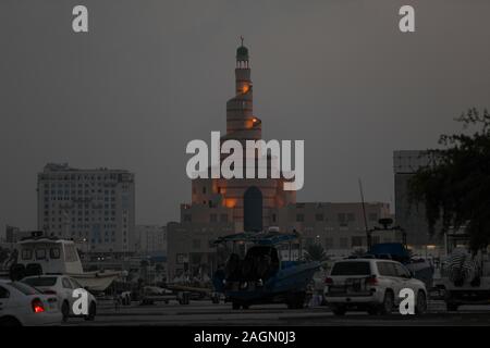 Doha in Qatar. Xix Dec, 2019. al Fanar centro culturale islamico: una replica del Al-Mutawwakil grande moschea in Iraq, il centro culturale islamico, che è anche noto come Al Fanar, è uno di Doha edifici più famosi in quanto offre una grande introduzione all Islam da attraverso mostre, corsi e workshop. Credito: William Volcov/ZUMA filo/Alamy Live News Foto Stock