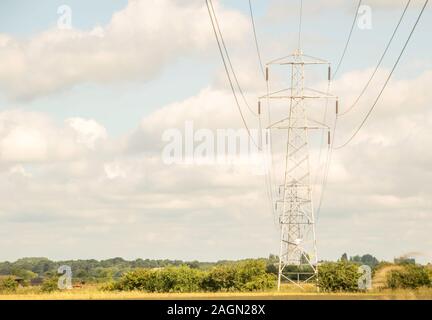 Una fila di piloni di elettricità si dipanano attraverso la campagna nel Regno Unito. Foto Stock