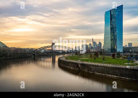 Vista sullo skyline di Francoforte al tramonto da est Harbour Bridge con riflessi nel fiume principale, frankfurt am main, Germania Foto Stock