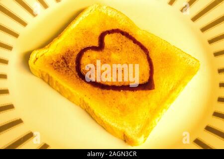 Uno del mondo cibo preferito si diffonde a forma di cuore sul pane tostato. O lo ami o lo odi ! Foto Stock