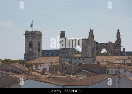 Vista di Saint Martin de Re e Chiesa Saint-Martin in Ile de Re in Francia. Foto Stock