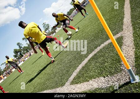 Kampala, Uganda. 19 dic 2019. In Uganda i giocatori warm up prima del gioco. Uganda v Eritrea, finale, Senior CECAFA Challenge Cup 2019. Star volte Stadium a Lugogo. Uganda andare a vincere 3-0, e rivendicazione il loro XV CECAFA title (ma solo la seconda dove lo hanno fatto senza perdere i giochi del torneo). Credito: XtraTimeSports (Darren McKinstry) / Alamy. Foto Stock