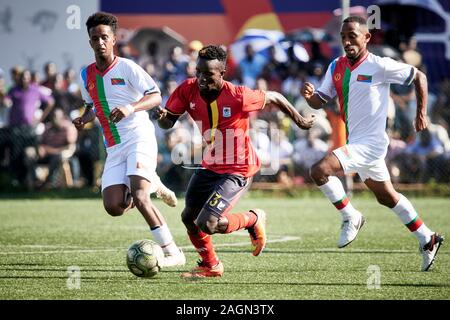 Kampala, Uganda. 19 dic 2019. Joackiam Ojera (13, Uganda) spinge in avanti. Uganda v Eritrea, finale, Senior CECAFA Challenge Cup 2019. Star volte Stadium a Lugogo. Uganda andare a vincere 3-0, e rivendicazione il loro XV CECAFA title (ma solo la seconda dove lo hanno fatto senza perdere i giochi del torneo). Credito: XtraTimeSports (Darren McKinstry) / Alamy. Foto Stock