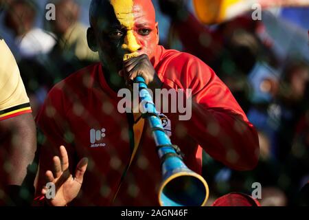 Kampala, Uganda. 19 dic 2019. Uganda fan. Uganda v Eritrea, finale, Senior CECAFA Challenge Cup 2019. Star volte Stadium a Lugogo. Uganda andare a vincere 3-0, e rivendicazione il loro XV CECAFA title (ma solo la seconda dove lo hanno fatto senza perdere i giochi del torneo). Credito: XtraTimeSports (Darren McKinstry) / Alamy. Foto Stock