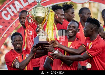 Kampala, Uganda. 19 dic 2019. Uganda sollevare i vincitori del trofeo. Uganda v Eritrea, finale, Senior CECAFA Challenge Cup 2019. Star volte Stadium a Lugogo. Uganda andare a vincere 3-0, e rivendicazione il loro XV CECAFA title (ma solo la seconda dove lo hanno fatto senza perdere i giochi del torneo). Credito: XtraTimeSports (Darren McKinstry) / Alamy. Foto Stock