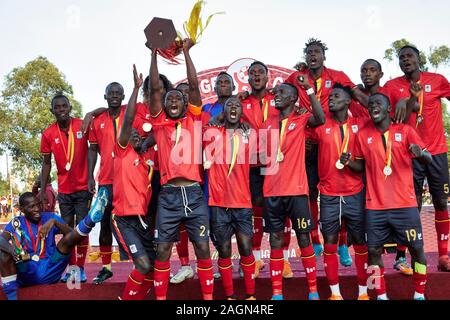 Kampala, Uganda. 19 dic 2019. In Uganda i giocatori salto nella celebrazione con il trofeo. Uganda v Eritrea, finale, Senior CECAFA Challenge Cup 2019. Star volte Stadium a Lugogo. Uganda 3-0, e rivendicazione il loro XV CECAFA title (ma solo la seconda dove lo hanno fatto senza perdere i giochi del torneo). Credito: XtraTimeSports (Darren McKinstry) / Alamy. Foto Stock