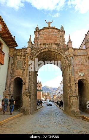 Arco de Santa Clara, una splendida antica porta di pietra nella città di Cusco, Perù Foto Stock