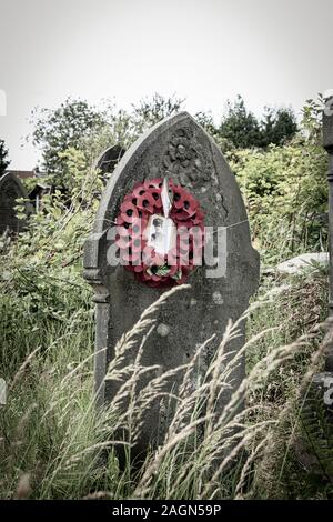 Sepolcri dimenticati in un cimitero di gallese, luglio 2019. Si prega di credito: Phillip Roberts Foto Stock