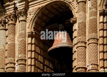 Decorazione splendida torre campanaria della chiesa cattolica nella vecchia città di Cusco, Perù Foto Stock