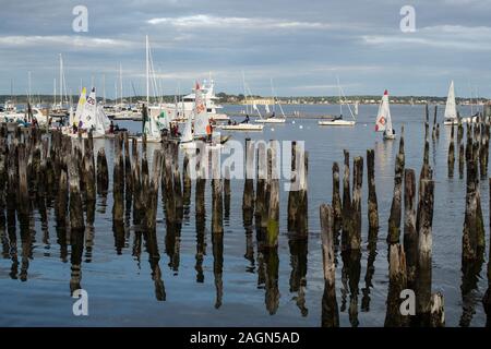 Le barche sono ovunque in Portland, Maine. Questo è l'estremità est quartiere pieno di case, ristoranti, bar e naturalmente di Casco Bay. Classe nautica Foto Stock