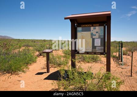NM00164-00...NEW MEXICO - Attraversamento stradale per il Continental Divide Trail e segnavia nel caldo Chiricahua desolato deserto. Foto Stock