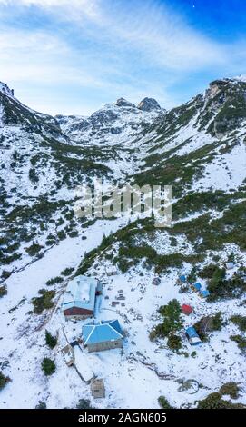 Bella vista da fuco alla montagna di neve. Picco di montagna Maliovica in Rila, Bulgaria Foto Stock