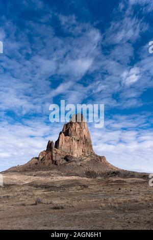 Agathla cavalletti di picco prominente nel sudovest il paesaggio del deserto vicino alla Monument Valley, Arizona, Stati Uniti d'America Foto Stock