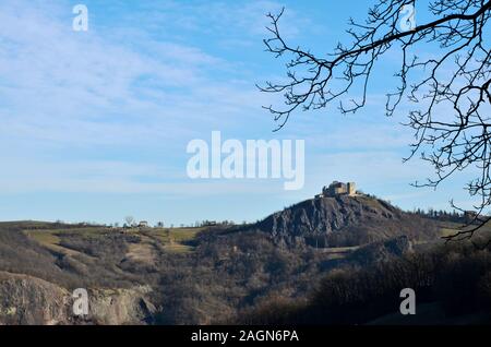 Il castello di Rossena è situato nella zona delle Terre Matildiche nell'Apennino Reggiano. I resti del castello, salire su un colore rossastro scogliera vulcanica Foto Stock