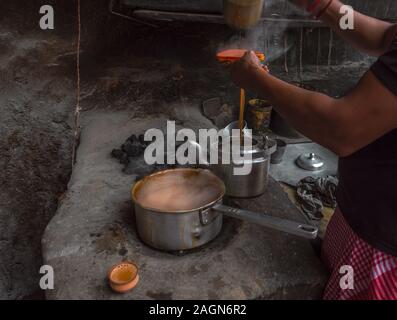 Strada di stile indiano di latte caldo tè/Chai . Messa a fuoco selettiva è utilizzata. Foto Stock