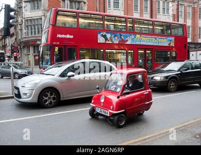 Un Peel P50 la più piccola auto in tutto il mondo viene testato in viaggio in giro per le strade e gli uffici di Kensington. Foto Stock