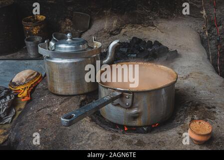 Strada di stile indiano di latte caldo tè/Chai . Messa a fuoco selettiva è utilizzata. Foto Stock