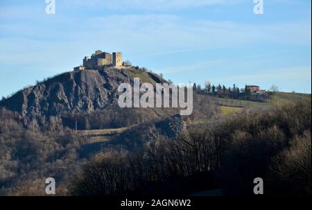 Il castello di Rossena è situato nella zona delle Terre Matildiche in Papennino Reggiano. I resti del castello, ben conservata, salire su un rosso Foto Stock